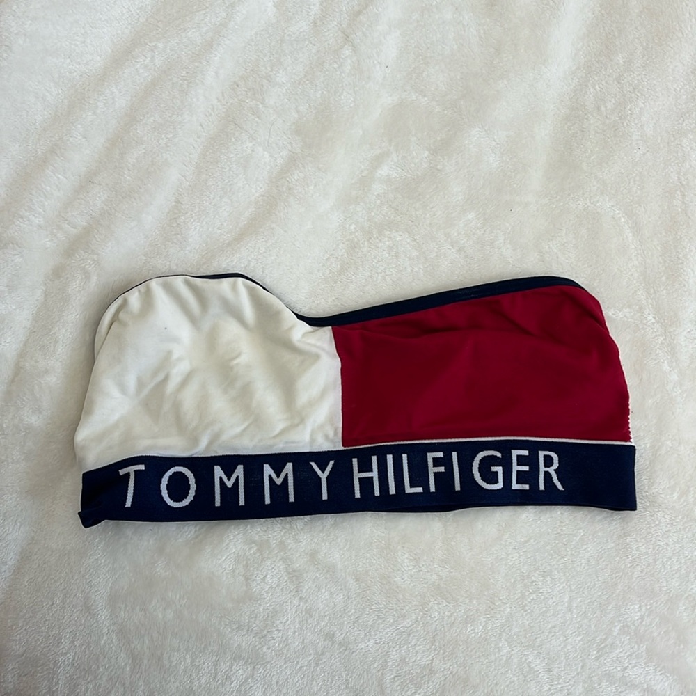 A tommy hilfiger bandue